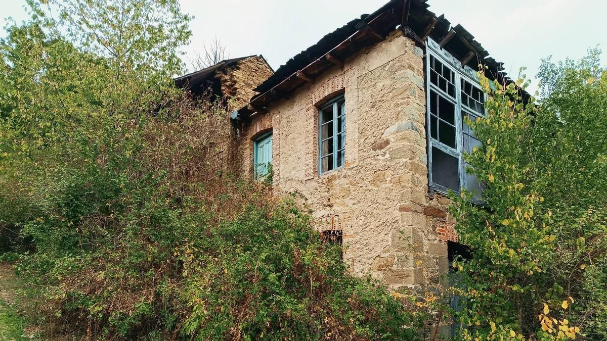 Casas entre la vegetación en Cerezal de Tremor. 