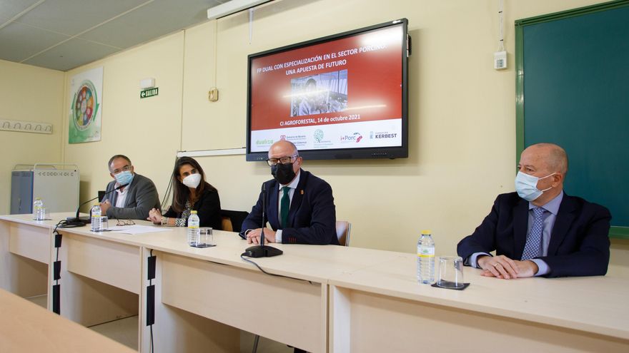 El presidente de la Fundación Kerbest, Alberto Pascual; la directora Territorial Ebro de Caixabank, Isabel Moreno; el consejero de Educación, Carlos Gimeno, y el responsable de formación del Clúster Nacional de Productores de ganado porcino, Jorge Mateo