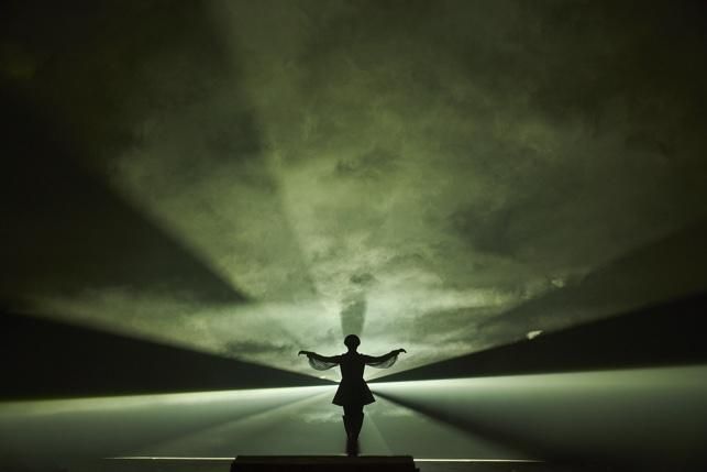 El personaje del Angel Novus en la escena final de la ópera 'Benjamin a Portbou', de Antoni Ros-Marbà.