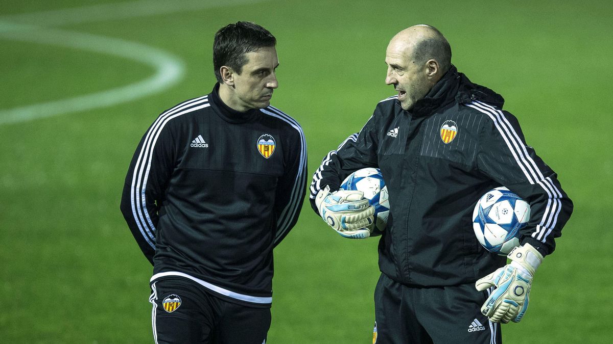 Ochotorena en una foto de archivo con un técnico del Valencia CF