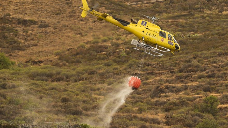 Un helicóptero recarga agua en un tanque del municipio de Arafo el pasado 17 de agosto