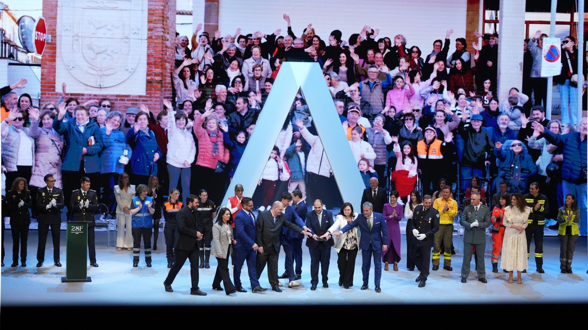 Los vecinos del pueblo de Adamuz (Córdoba) recogen la Medalla de Andalucía a los Valores Humanos.