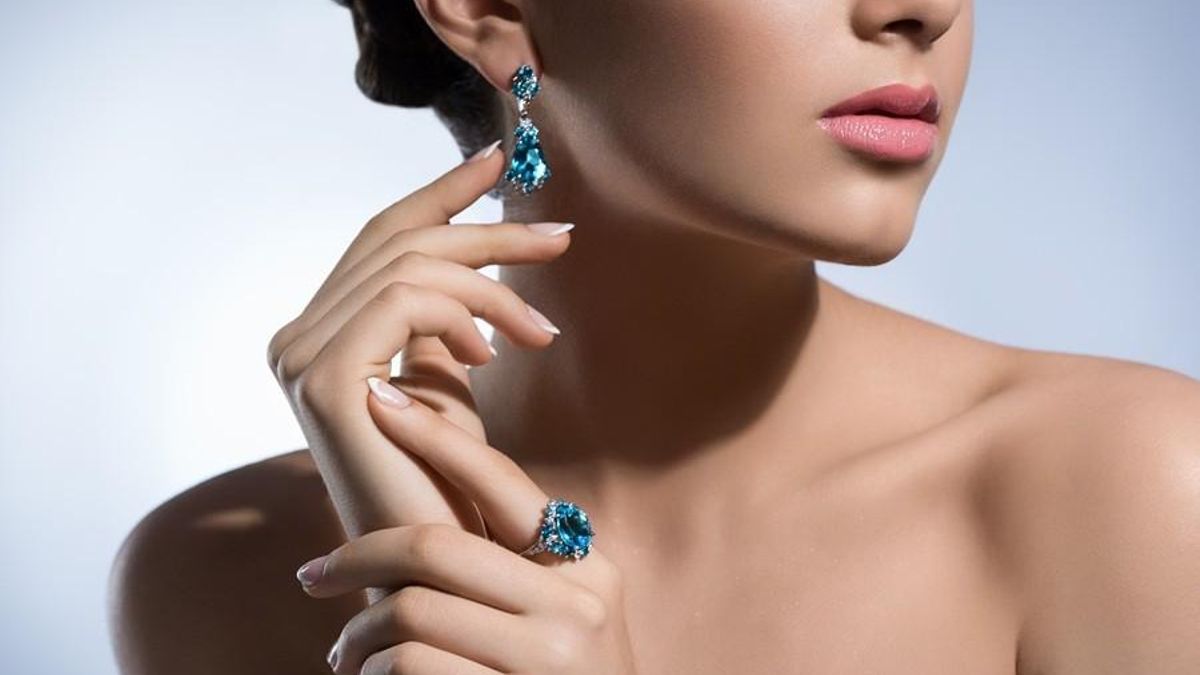 Joyas que transforman un look básico y errores comunes al combinarlas