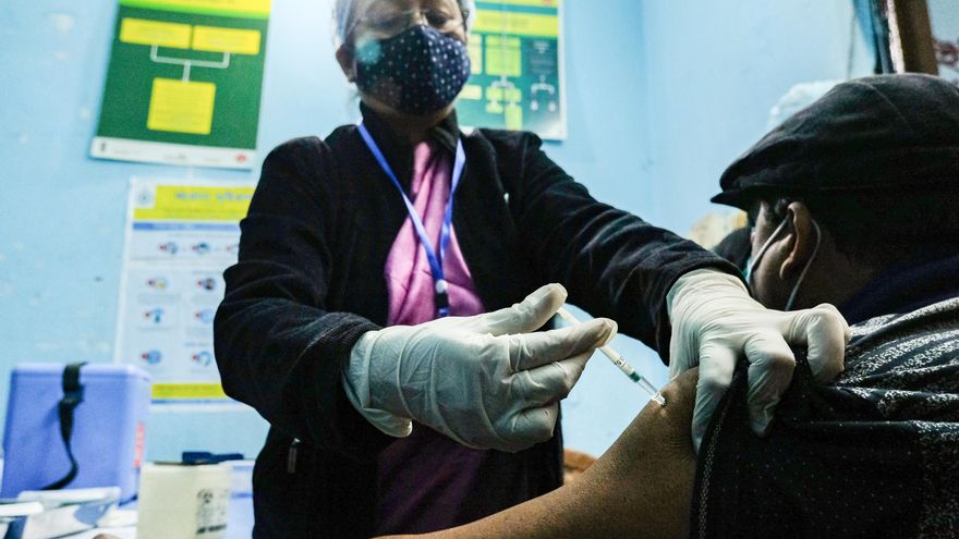 Por qué India, Rusia y China van tan despacio pese a tener sus propias vacunas