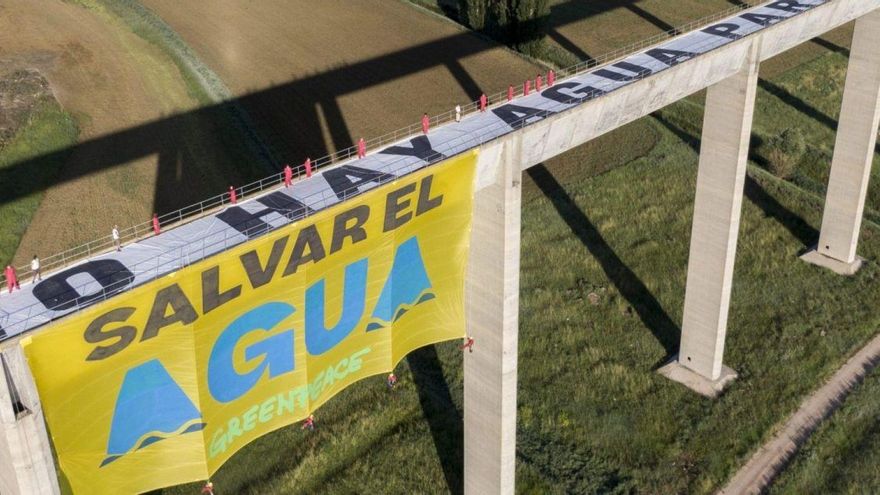 Greenpeace descuelga una pancarta en un acueducto del trasvase Tajo-Segura: "No hay agua para tanto regadío"