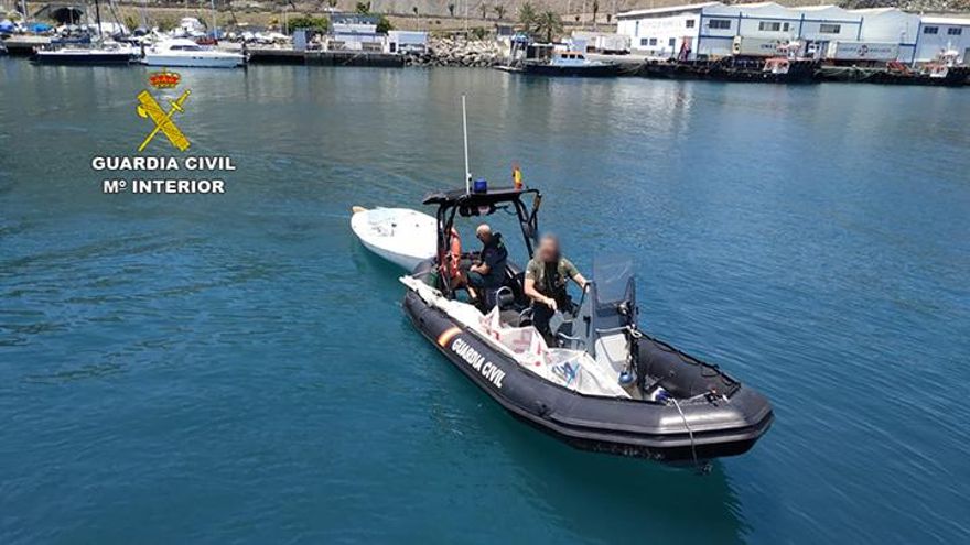 La Guardia Civil remolca la embarcación hasta la dársena de Santa Cruz de Tenerife