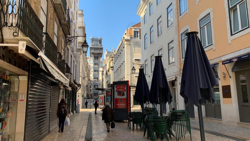 Varias personas caminan por el centro de Lisboa. EFE/ Cynthia de Benito/Archivo