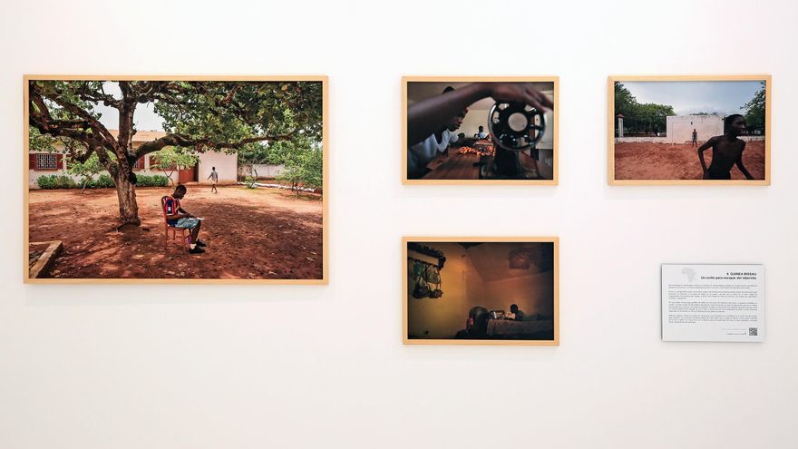 Parte de la exposición 'Indestructibles' en Casa África: 'Un hilo para salir del laberinto', la historia de Paulo en Guinea Bissau, un huérfano de 14 años que aprende el oficio de costurero.
