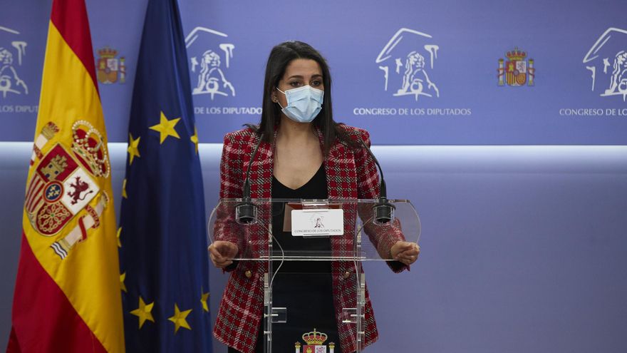 La presidenta de Ciudadanos, Inés Arrimadas, en en una rueda de prensa en el Congreso de los Diputados.