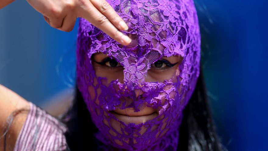 Una mujer posa hoy, durante una marcha con motivo del Día de la Mujer en Quito (Ecuador). EFE/José Jácome