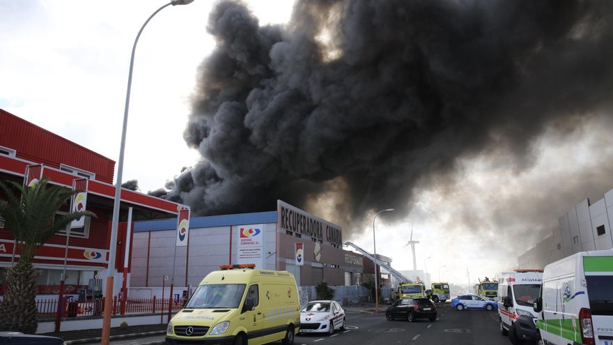 FOTOGALERÍA | Incendio en un almacén industrial en Arinaga