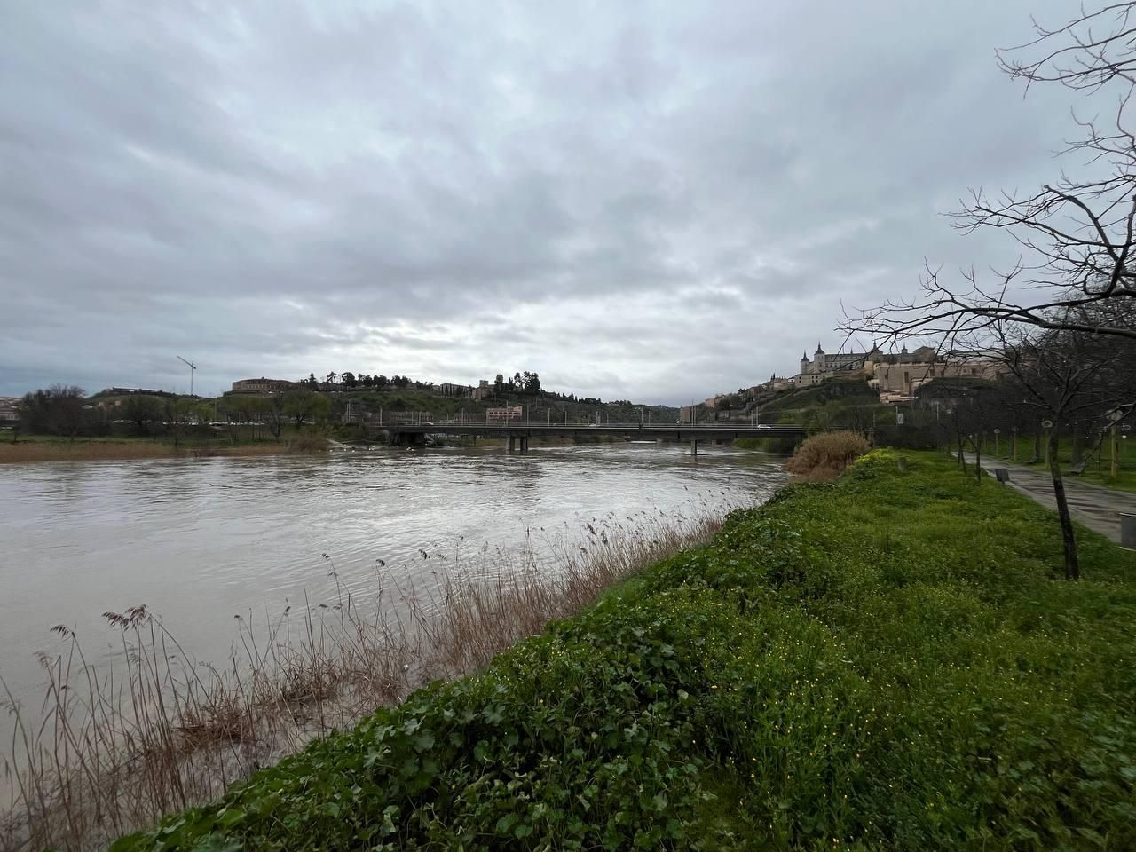 La crecida del río Tajo a su paso por Toledo tras la borrasca Jana, en imágenes