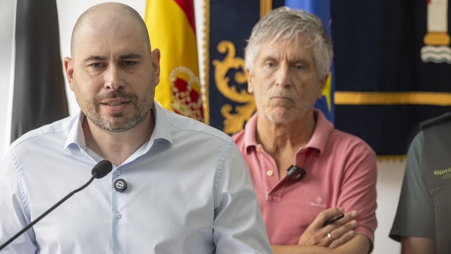 El ministro del Interior, Fernando Grande-Marlaska (i), acompañado del delegado del Gobierno en Ceuta, Miguel Ángel Pérez (d).