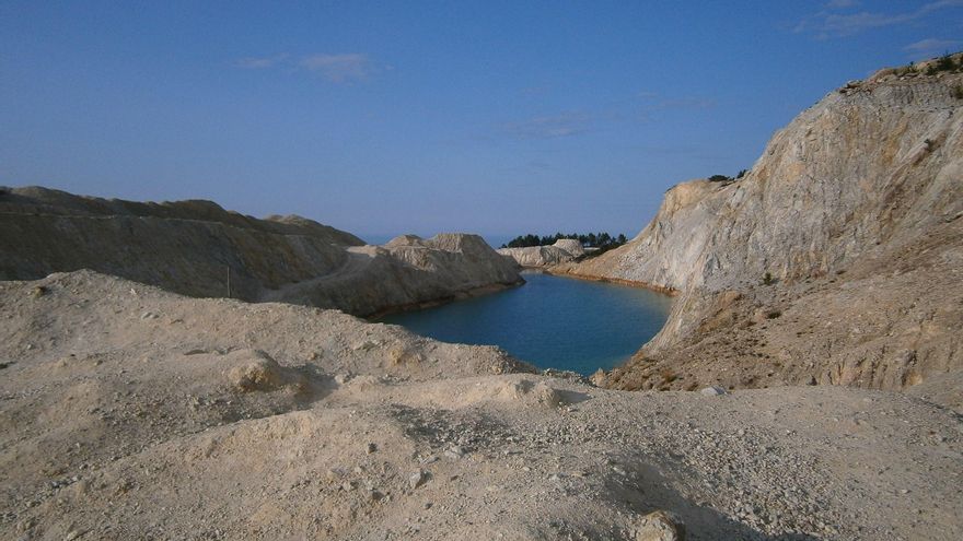 El monte gallego que deslumbra con su color y envenena con su agua
