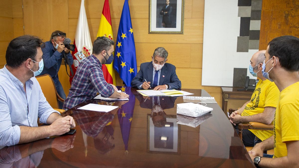El presidente de Cantabria, Miguel Ángel Revilla, recibe a la Plataforma en Defensa del Tren Santander-Bilbao.