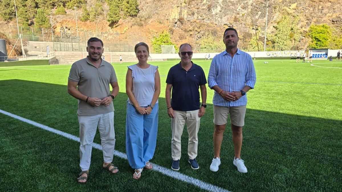 El campo municipal de Tijarafe cuenta con nuevo césped tras la inversión del Ayuntamiento y el Cabildo