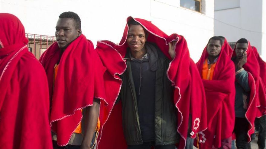 Interceptan una patera con nueve inmigrantes subsaharianos en el Estrecho