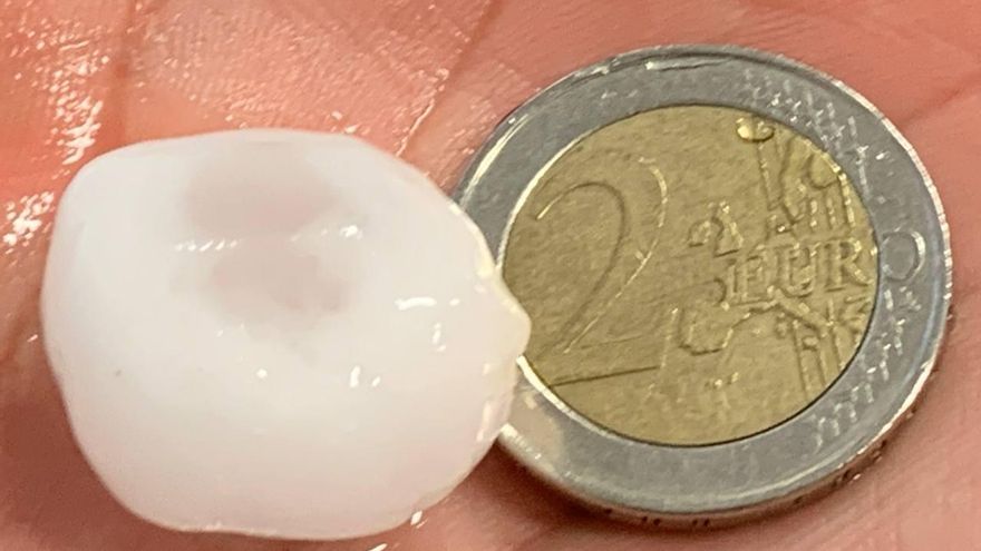 Comparación de granizo con moneda de dos euros