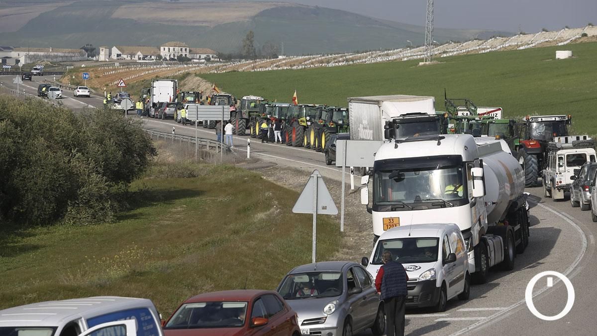 Atasco de la N-432 a la altura de Santa Cruz