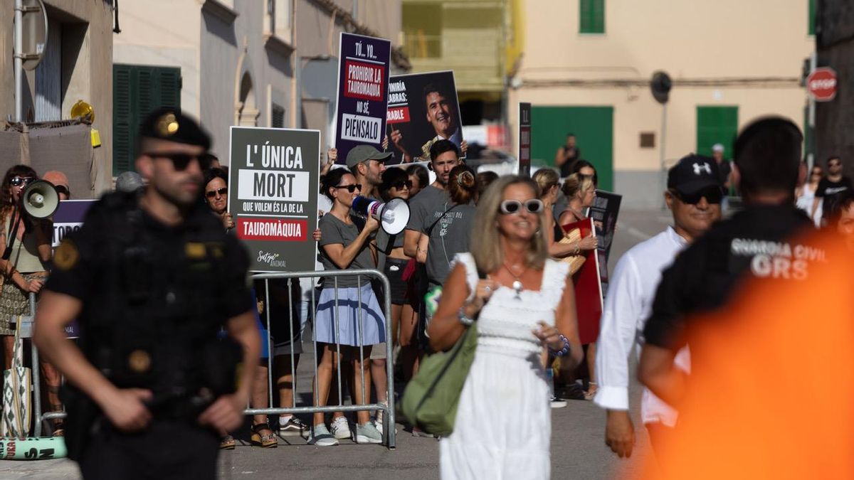 Un momento de la protesta que congregó a menos de cincuenta personas.