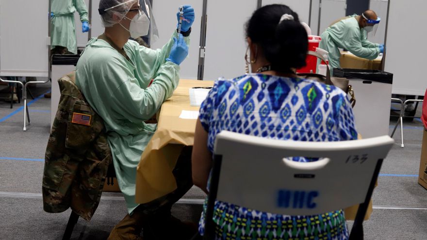 Un sanitario preparando una dosis de la vacuna contra el covid en San Juan, Puerto Rico, en una fotografía de archivo. EFE/Thais Llorca