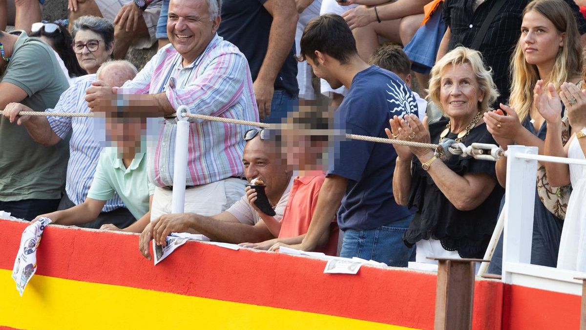 Una de las orejas que entregaron como premio a De Miranda acabó en manos de un niño.