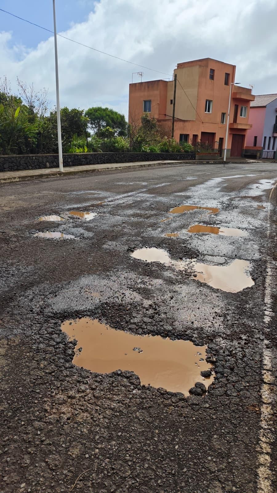 El Ayuntamiento de Barlovento ha trasladado al Área de Infraestructuras del Cabildo de La Palma “su preocupación por el estado actual de la carretera de Las Cabezadas, LP-107, una vía clave para la conectividad del municipio que transcurre por suelo urbano".