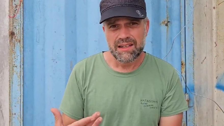 Palestinos esperan para cruzar a Egipto por el paso de Rafah. EFE/EPA/HAITHAM IMAD