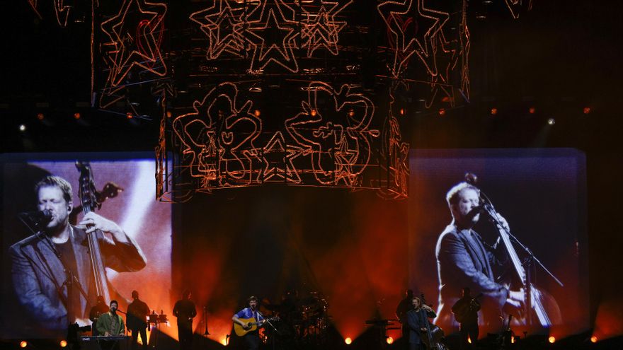 Mumford & Sons llenan de emotividad y descaro folk el Palau Sant Jordi de Barcelona