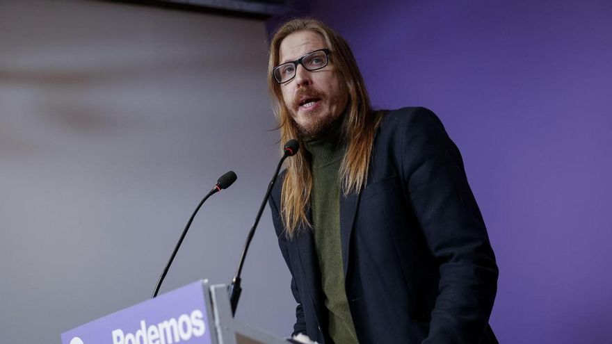 El secretario de organización y portavoz de Podemos, Pablo Fernández, durante la rueda de prensa que ha ofrecido este lunes en Madrid.