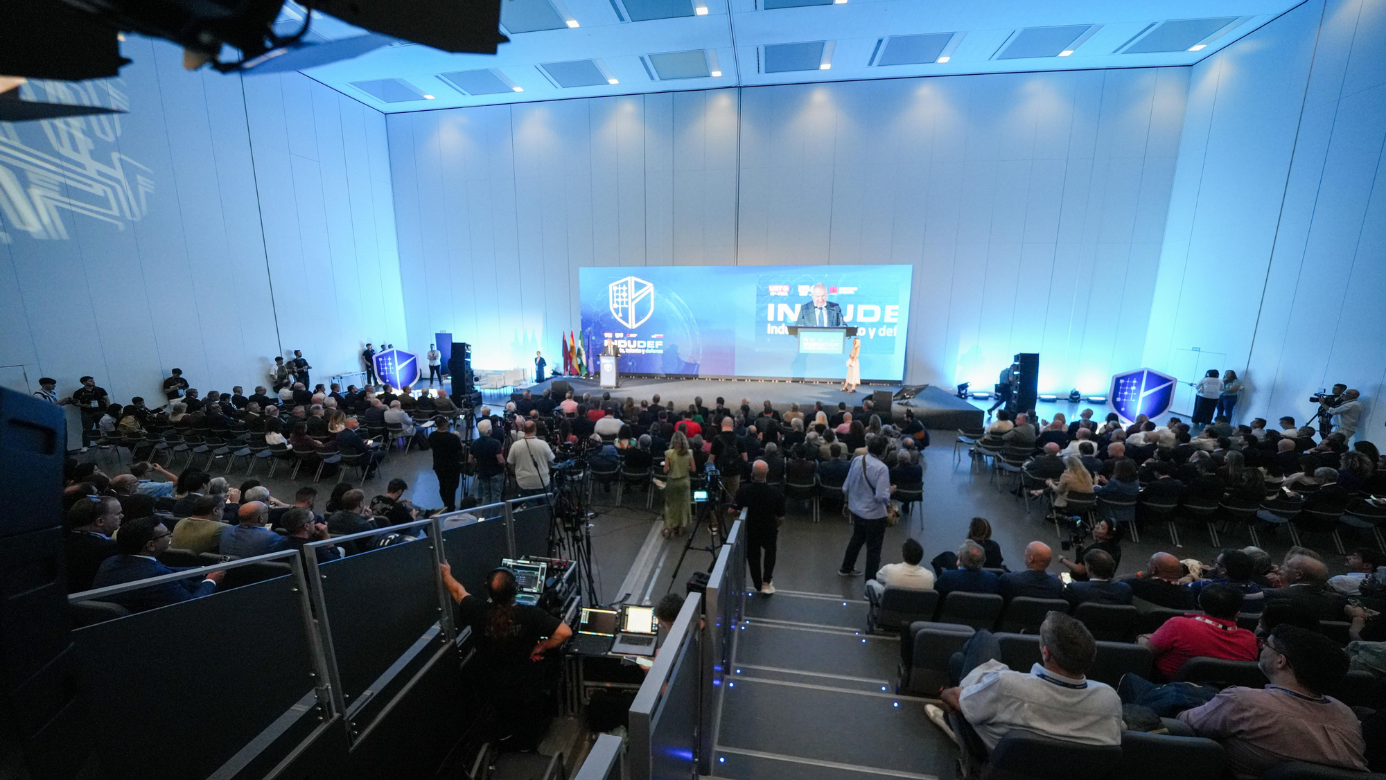 El ministro de Industria y Turismo, Jordi Hereu, y el alcalde de Córdoba, José María Bellido, durante la apertura del Foro Internacional de Defensa Indudef