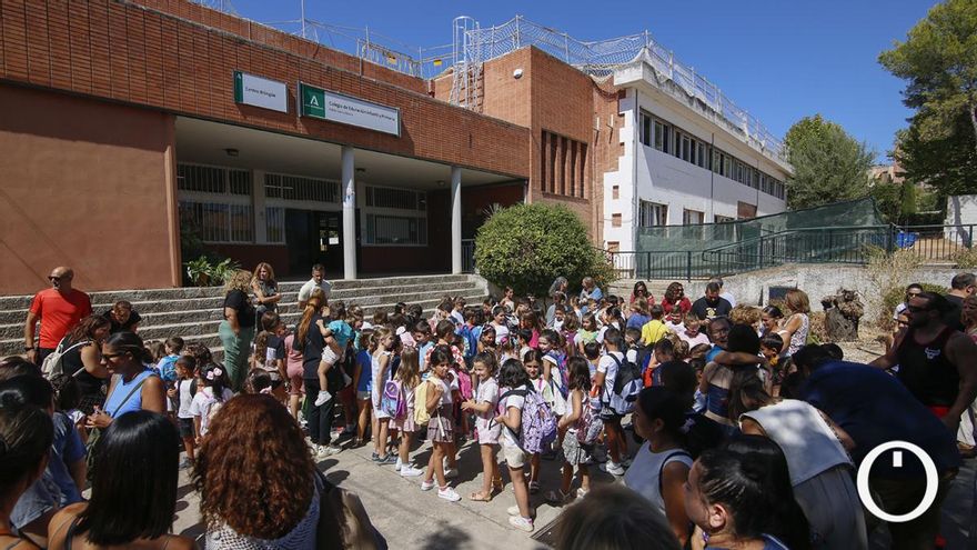Ventanas por poner, baños sin acabar y mucha suciedad: una vuelta al cole entre obras