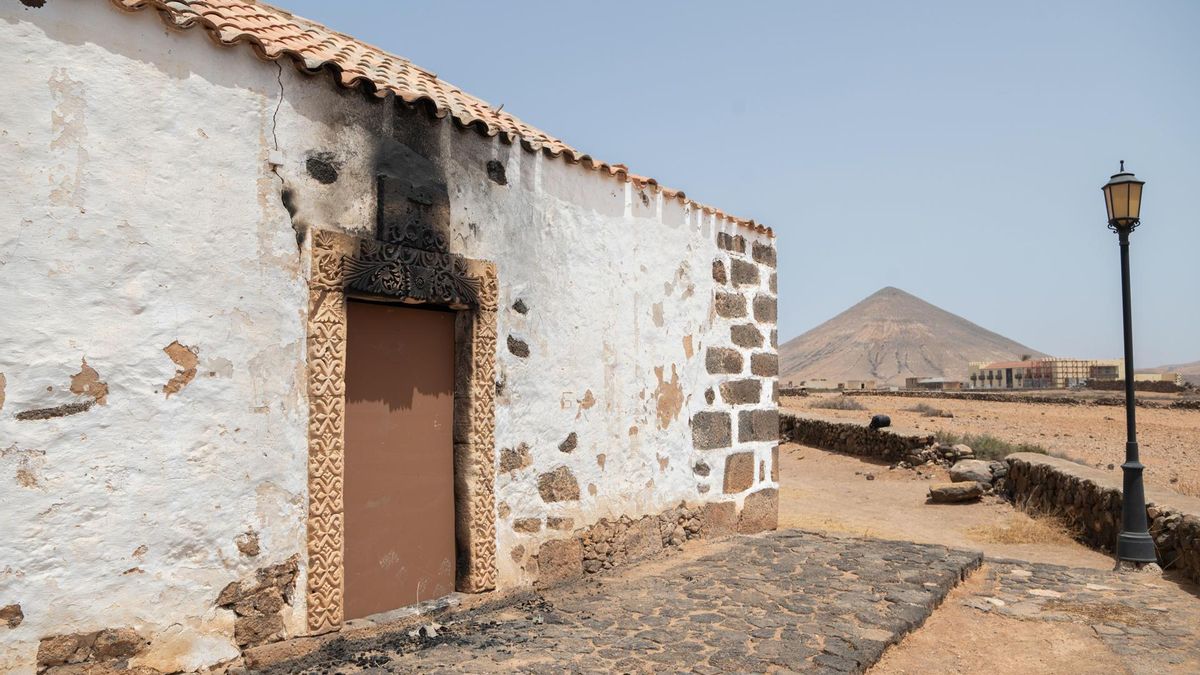 Un incendio ha causado importantes daños en la conocida como ermita de La Capellanía o Puerto Escondido, una construcción del siglo XVI ubicada en el centro del pueblo de La Oliva y declarada Bien de Interés Cultural (BIC).