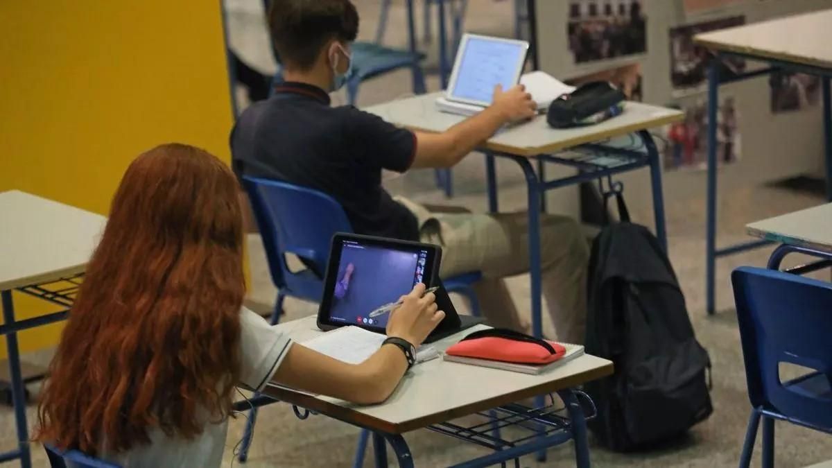 Imagen de archivo de unos alumnos siguiendo una clase con el ordenador. 