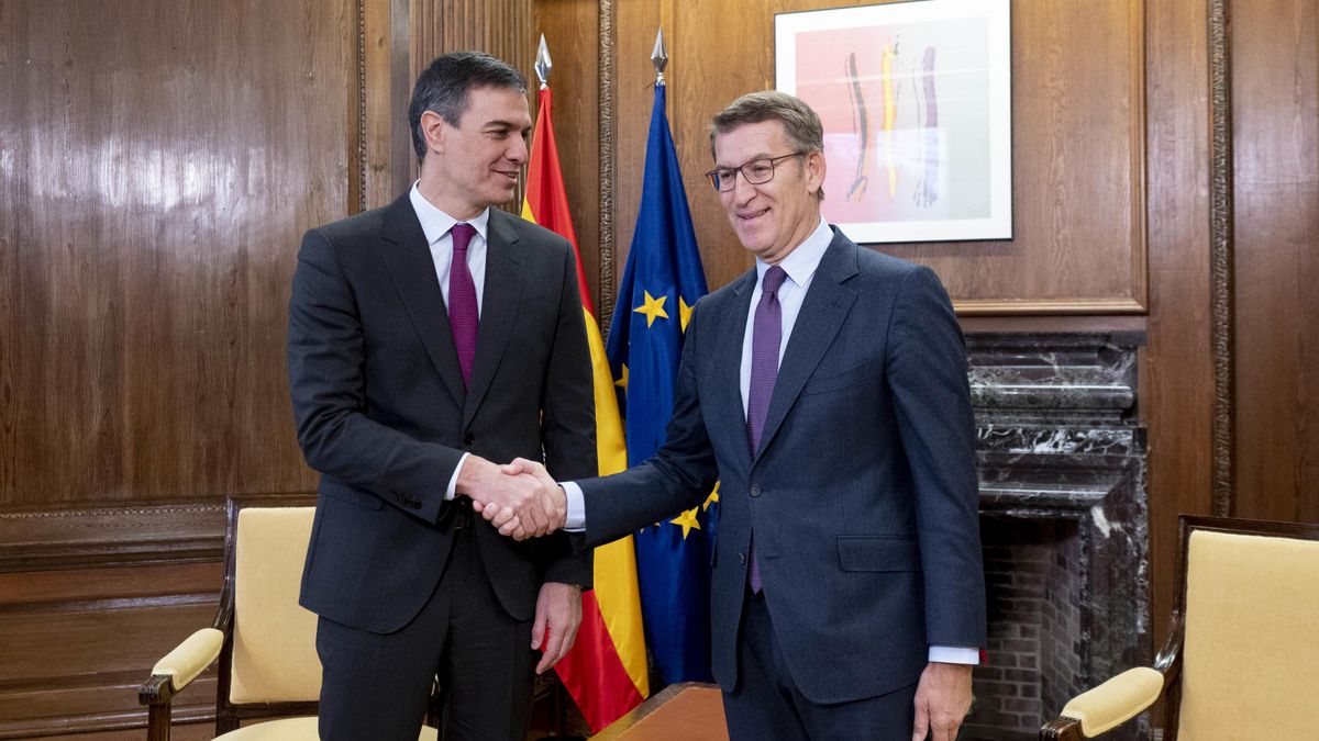 Archivo - El presidente del Gobierno, Pedro Sánchez (i), y el líder del PP, Alberto Núñez Feijóo (d), se saludan durante una reunión, en el Congreso de los Diputados, a 22 de diciembre de 2023, en Madrid (España).