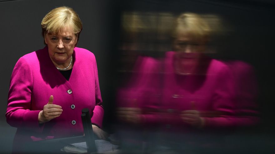 La reunión entre Merkel, los líderes regionales y los titulares de Sanidad del gobierno federal y de los 16 "Länder" se convocó después de que varios estados federados -empezando por la capital y ciudad-estado, Berlín- optaran por suspender la administración de esa vacuna a los menores de 60 años.EFE/EPA/CLEMENS BILAN