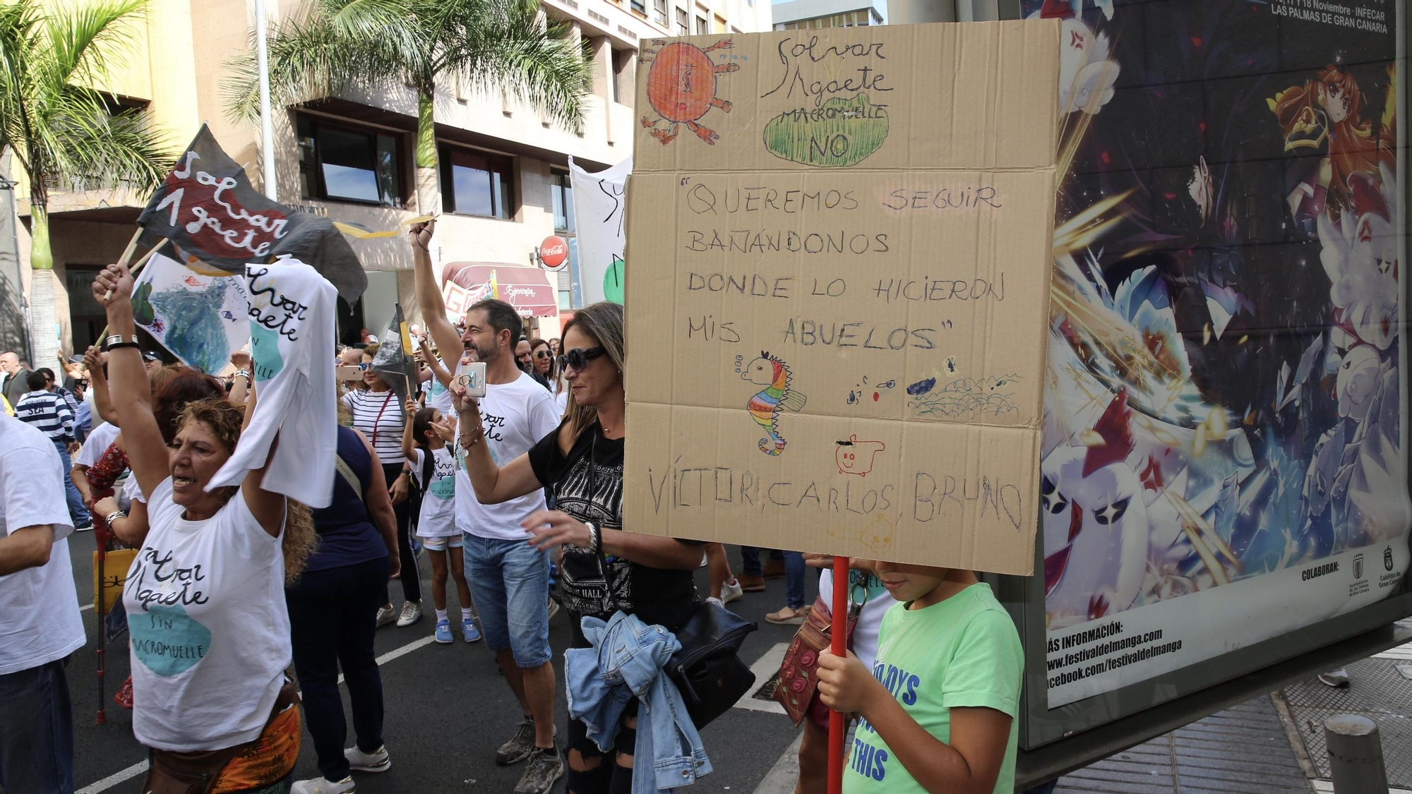Manifestantes contra la ampliación del muelle de Agaete.