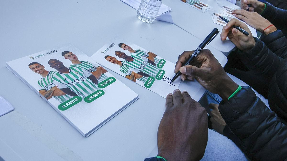 Requena, Fuentes y Fomeyem firman autógrafos en la tienda del Córdoba CF