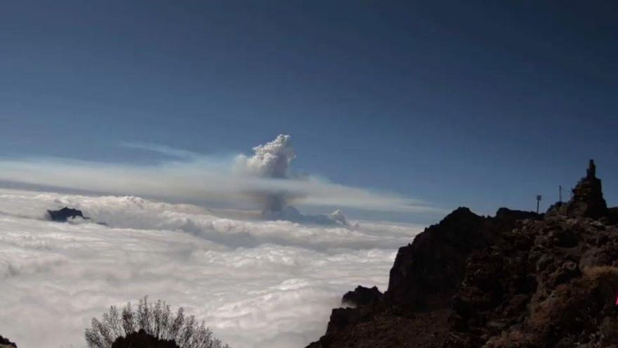 Imagen de la erupción volcánica en Cumbre Vieja (La Palma) tomada esta mañana desde el Observatorio del Roque de los Muchachos. Crédito: EELabs/sky-live.tv