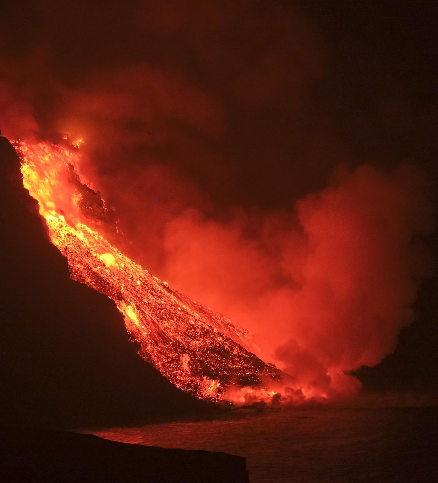 Lava cayendo al mar en la noche del martes al miércoles