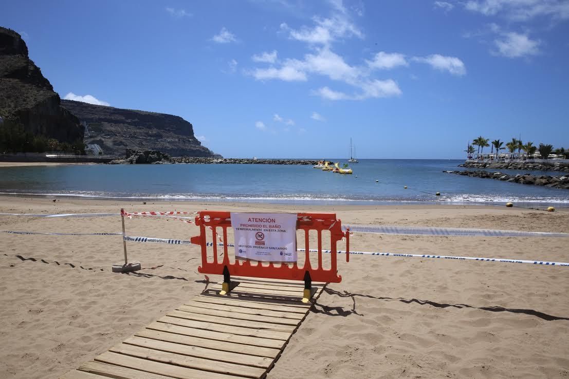 Valla con el cartel de prohibido en la Playa de Mogán. (ALEJANDRO RAMOS)