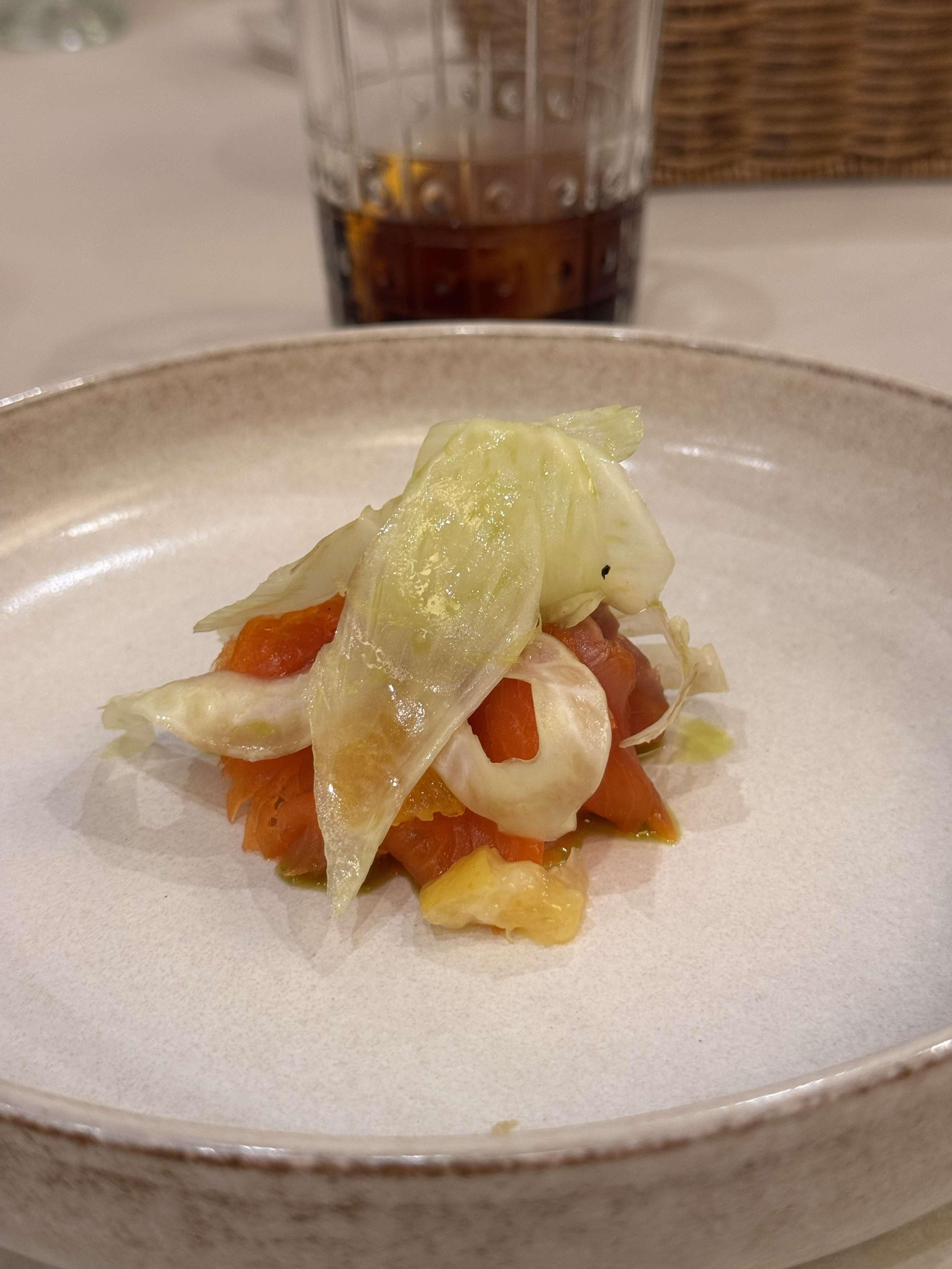 Ensalada de tomate, hinojo y trucha ahumada.