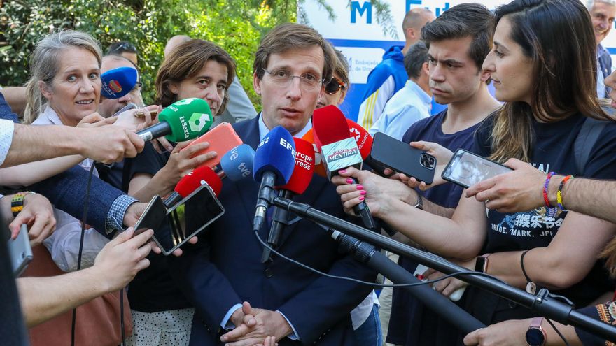 El alcalde de Madrid, José Luis Martínez-Almeida, ofrece declaraciones a los medios durante la presentación de la Carrera x Ucrania,