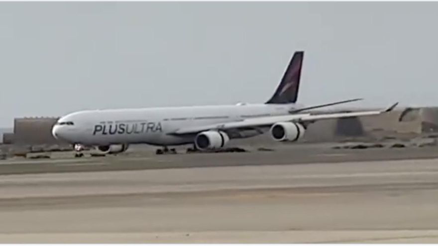 Aterrizaje este sábado en el Aeropuerto de Gran Canaria  del avión Airbus A-340 que ha realizado el primer vuelo directo entre China y Canarias,  fletado por el Gobierno regional, con material sanitario procedente de Shangai.