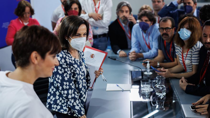 Robles habla con los periodistas tras la rueda de prensa del martes.