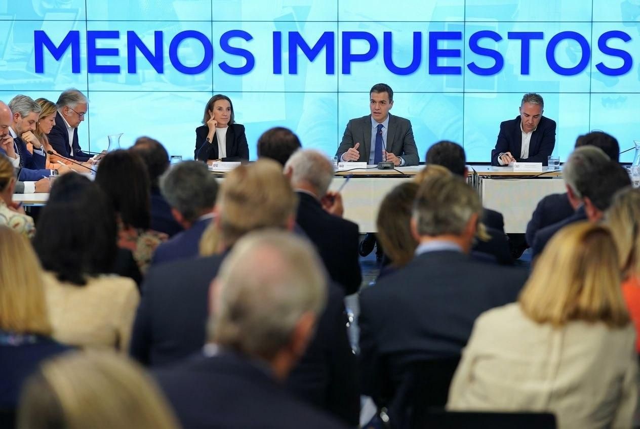 Fotomontaje del PP con Sánchez presidiendo una reunión del partido. No era una idea tan buena como creían porque no la subieron a las redes sociales.