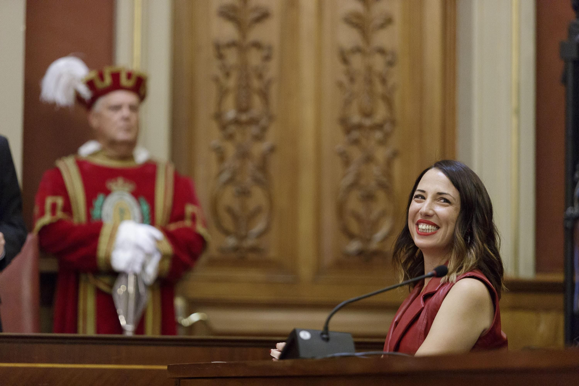 Patricia Hernández, recién elegida alcaldesa de Santa Cruz de Tenerife, se muestra feliz