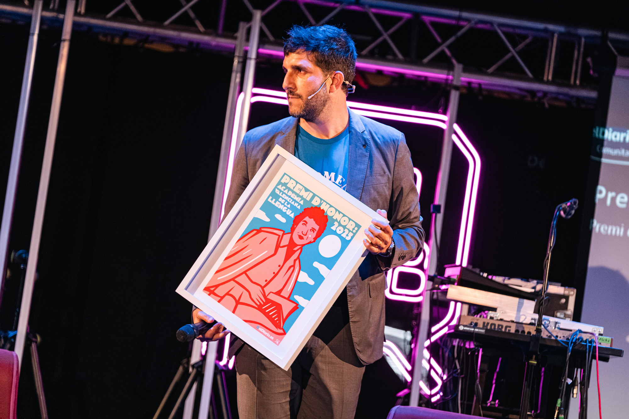 Sergi Pitarch, amb el premi d'Honor de la I Festa pel Valencià d'elDiario.es.