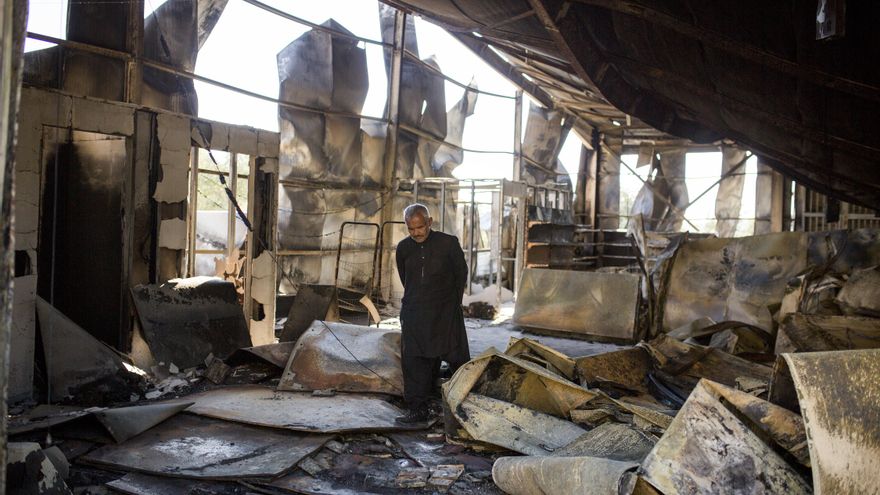 Un hombre camina por las ruinas del campo de refugiados de Moria que fue casi completamente destruido en el incendio que se produjo el miércoles por la noche.