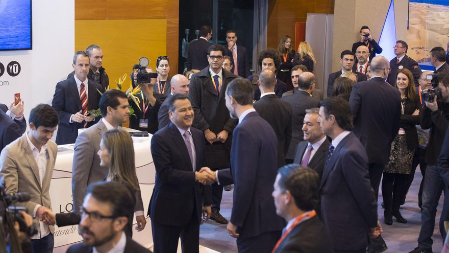 Visita de los Reyes de España al stand de Lopesan en Fitur